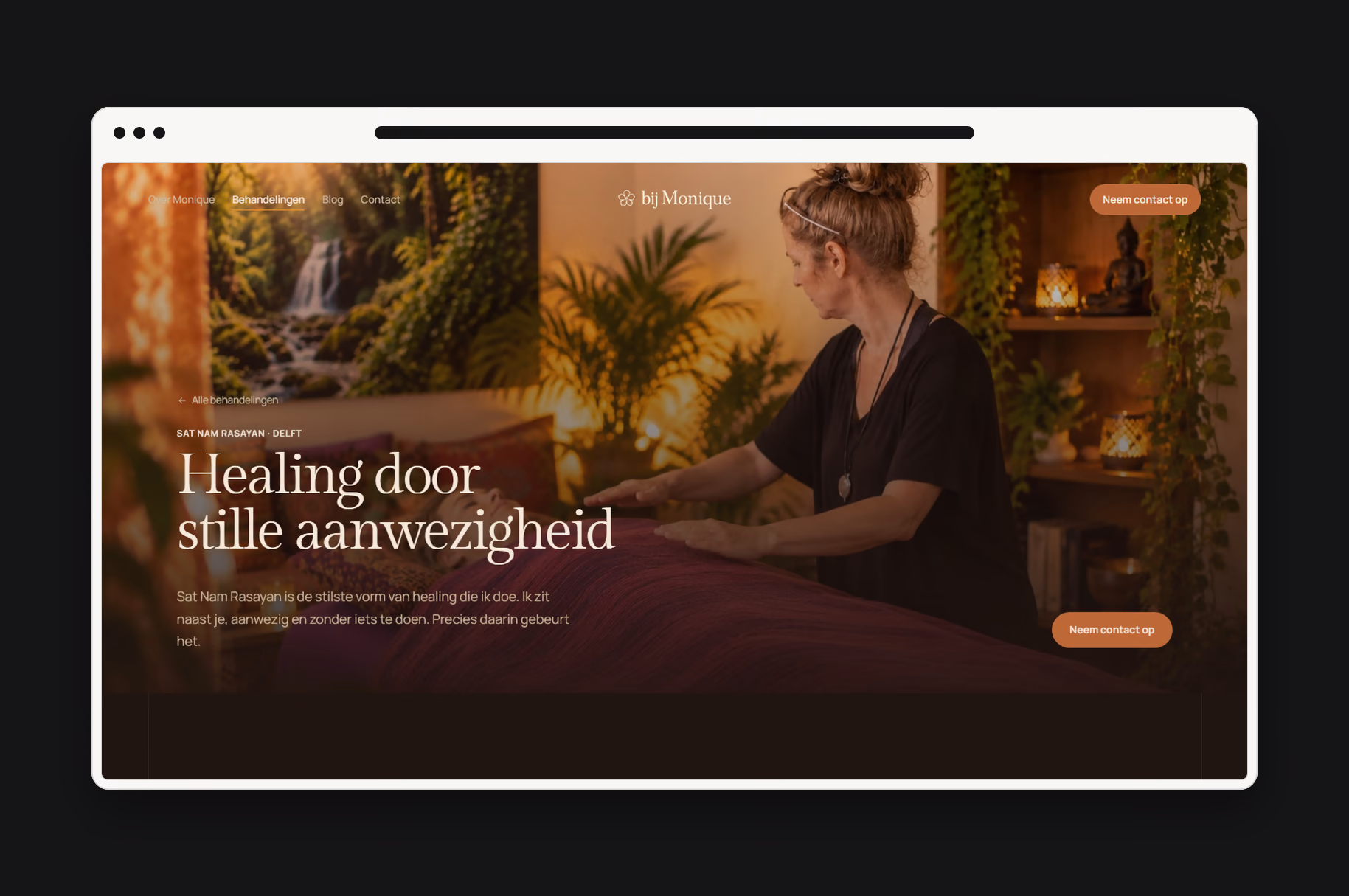 Sat Nam Rasayan bij Monique in een licht browserframe op zwart