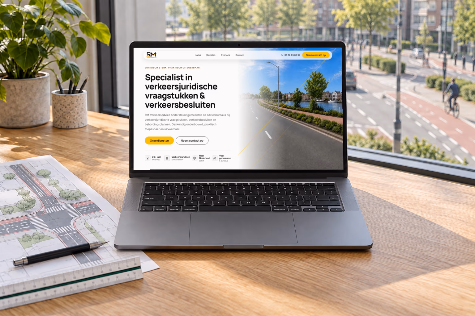 Laptop met de website van RM Verkeersadvies op een verkeerskundige werkplek bij een Nederlandse straat