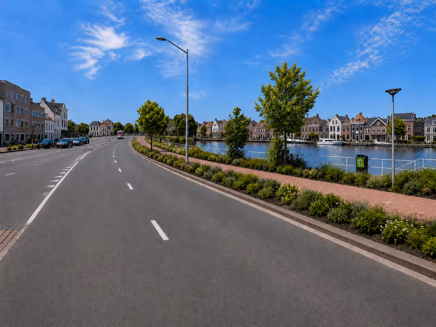 Nederlandse stadsweg langs een gracht met vrijliggend fietspad en groen