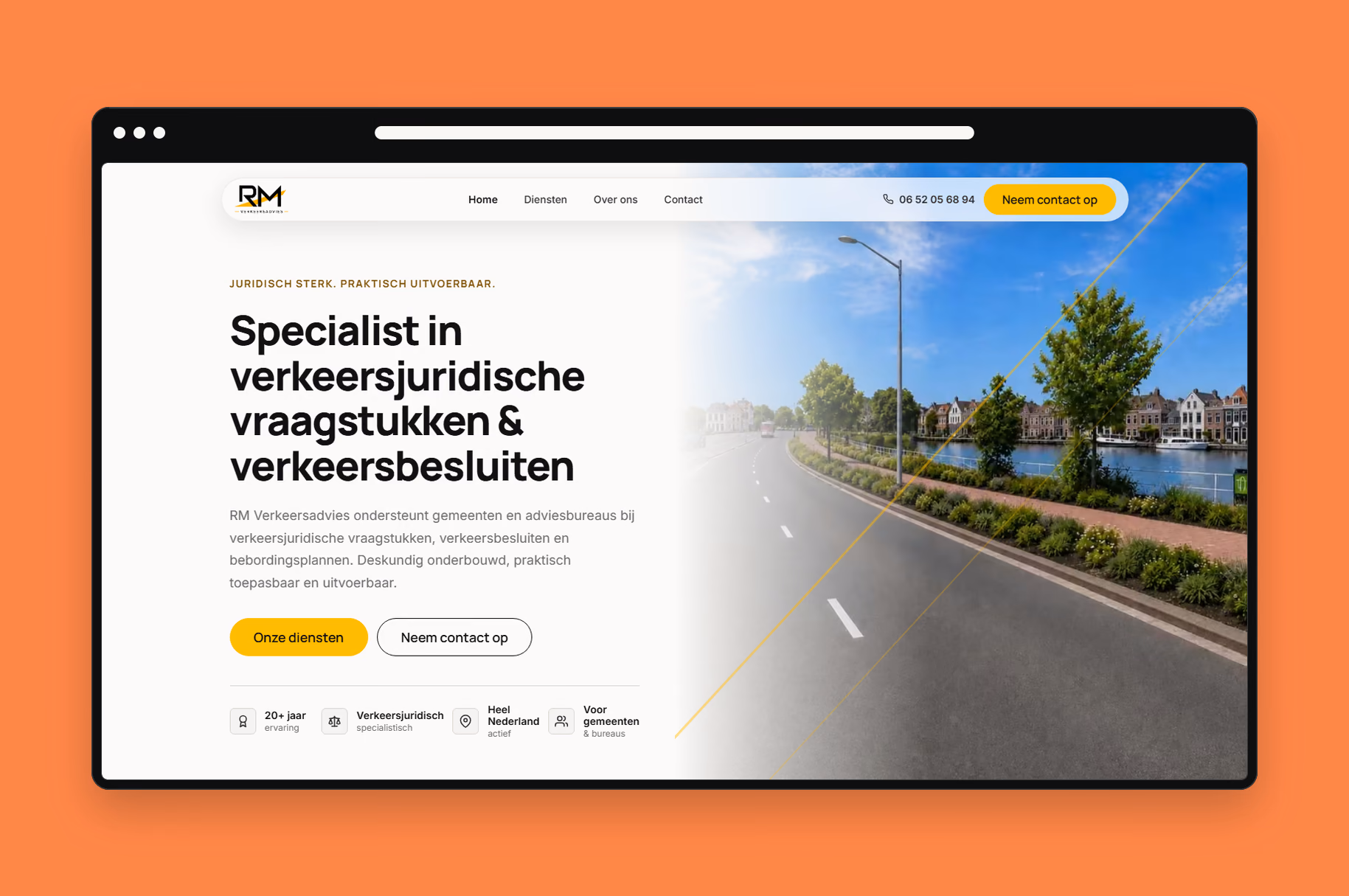 Homepage van RM Verkeersadvies in een donker browserframe op een oranje achtergrond
