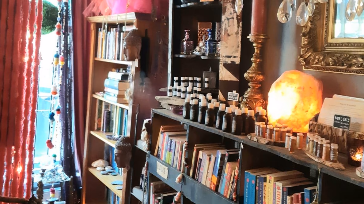 Interieur van de Triskal-winkel in Oud Rijswijk met boeken, oliën en een brandende zoutlamp